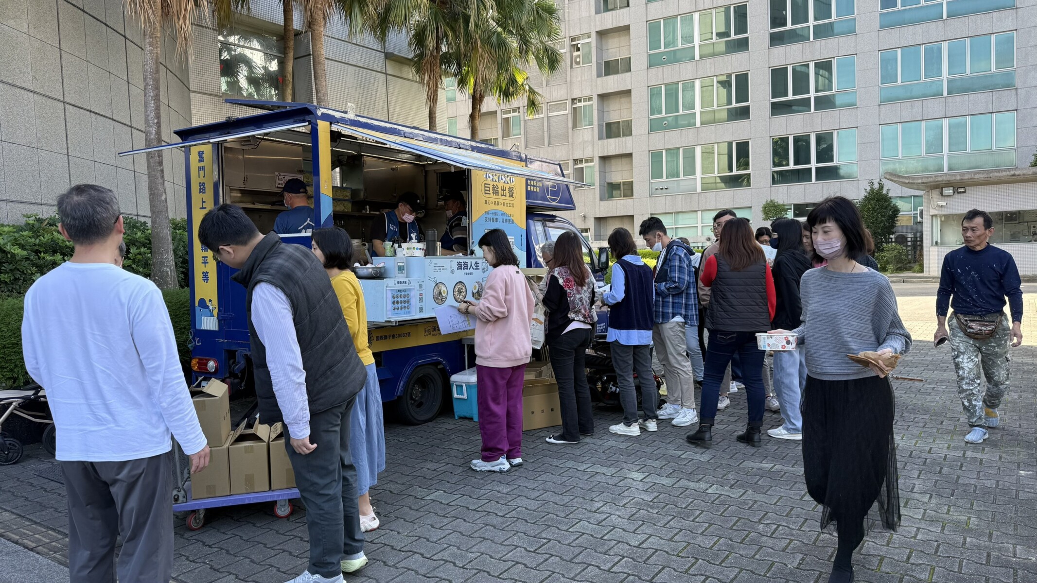 寒冬傳愛暖人心!所羅門集團攜手友好企業,舉辦歲末公益義賣活動 S 67731552 寒冬傳愛暖人心!所羅門集團攜手友好企業,舉辦歲末公益義賣活動